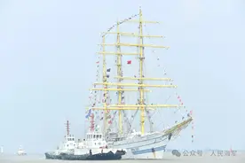 印度尼西亚海军“毕玛苏吉”号风帆训练舰访问上海图片