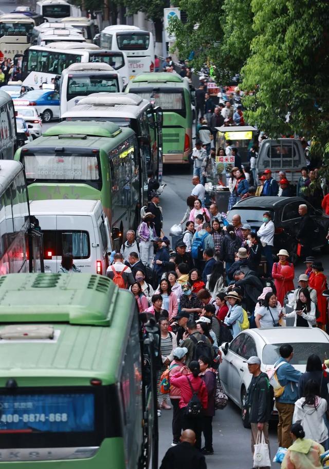 《来贵阳旅游的人太多了》之出行：旅游市场火爆，网约车出租车订单显著攀升