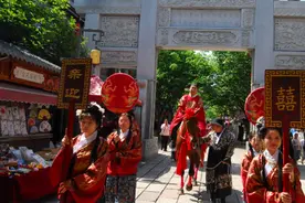 果然视频｜抬花轿、骑马迎亲，即墨6对新人举办传统中式集体婚礼图片