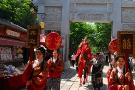 果然视频｜抬花轿、骑马迎亲，即墨6对新人举办传统中式集体婚礼图片