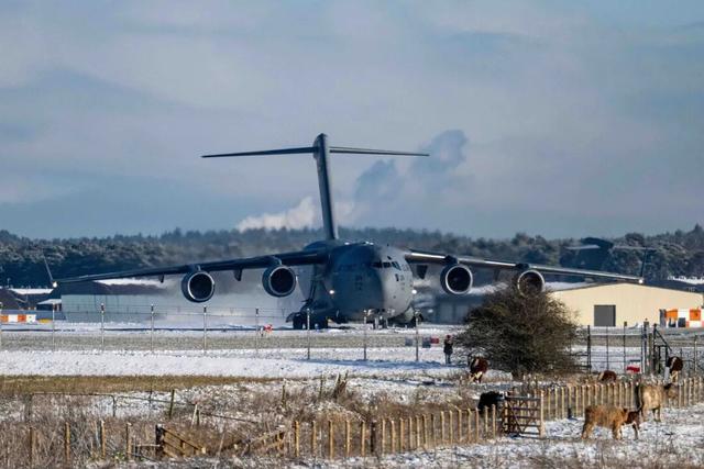 美国扣押俄潜艇护航油轮、大批军机集结欧洲	，还要挑起新战事？