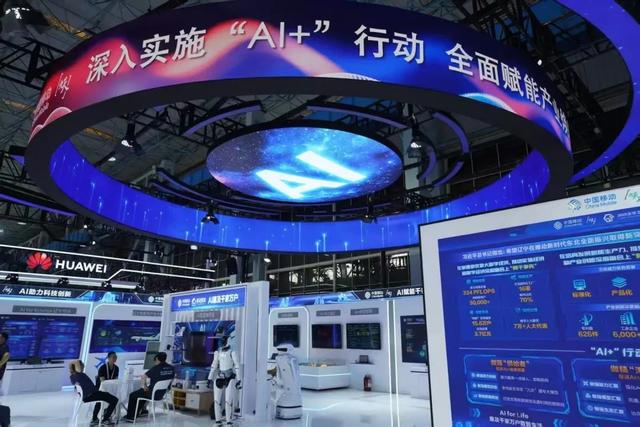 太灵了！会倒水、能设计！在沈阳体验具身智能机器人→