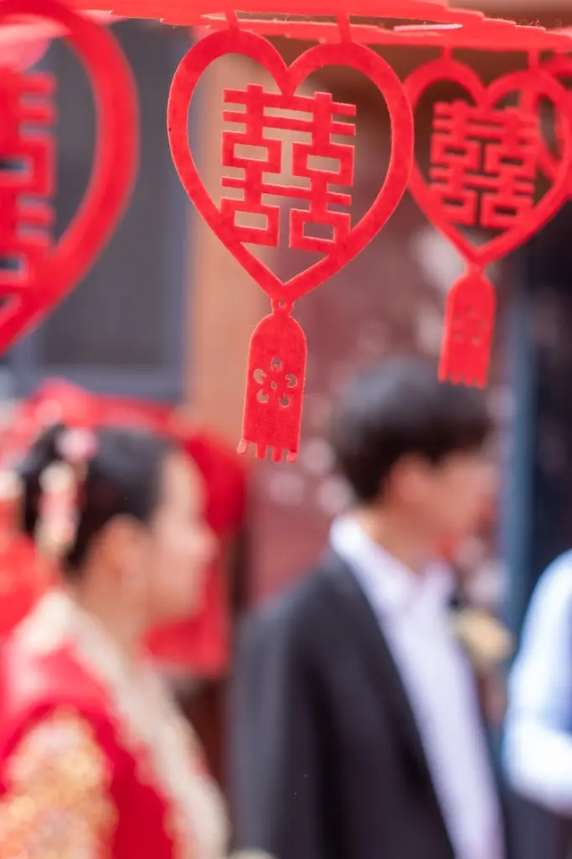 一桩婚事八个媒人分走8万彩礼