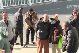 营业执照过期 青岛栈桥拍照大爷遭“驱赶”图片