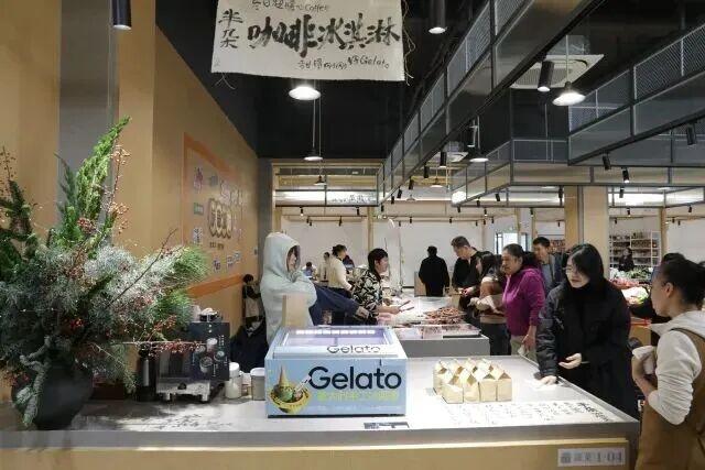 当年轻人开始“接管”菜场，会发生什么？美院研究生卖包子成“排队王”