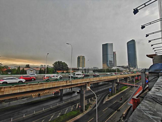 雨后看见彩虹！北京晚霞金光漫天！