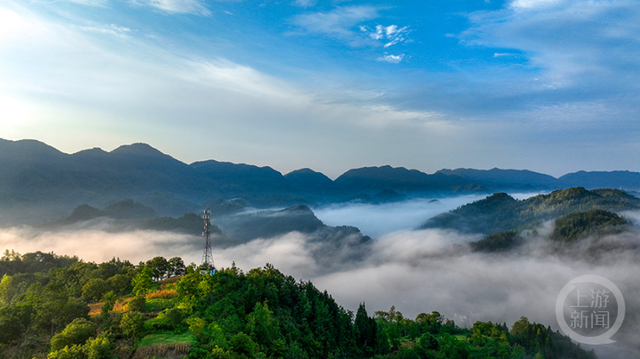 雾海托秋阳 乡村藏仙境