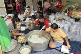 曼德勒居民自制千份盒饭运往实皆，11岁王子怡帮忙分装图片