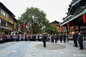 习近平：民族的特色，很古朴也很时尚图片