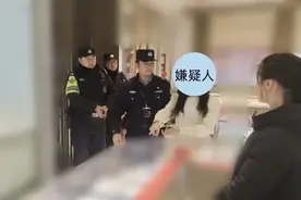 女子欲进金店“零元购”，半小时后换来一副“银手镯”图片