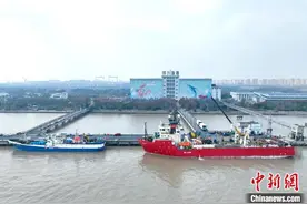 横沙渔港码头“两船同靠” 超200吨鲜活帝王蟹运抵上海港图片