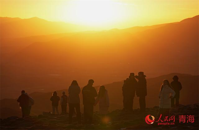 青海同宝山：日出美景引客来