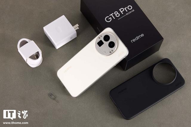 真我GT8 Pro手机图赏：告别非方即圆设计，行业独一档可换 Deco