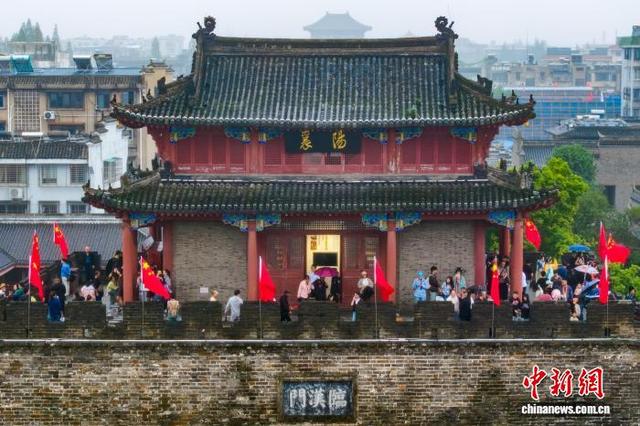 湖北襄阳：雨中古城文旅市场火热