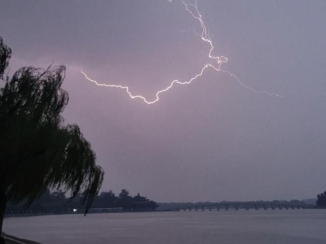 变幻莫测！北京夜空闪电好像“银蛇舞动”