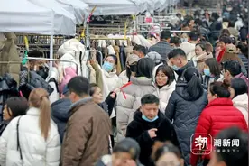 杭州四季青年终甩卖 市民热闹抢购图片