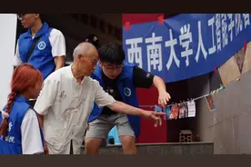 AI照相馆“编辑”温情故事！小镇居民足不出户“云旅游”丨看见正能量图片