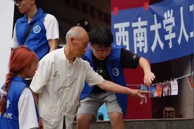 AI照相馆“编辑”温情故事！小镇居民足不出户“云旅游”丨看见正能量图片