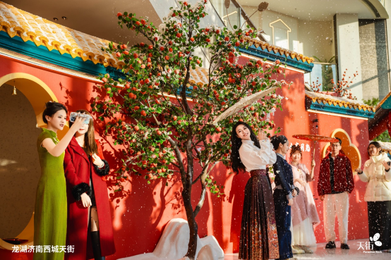 龙湖济南西城天街x灵岩寺景区联名美陈“柏柿灵岩”上线，打造泉城文化打卡新地标