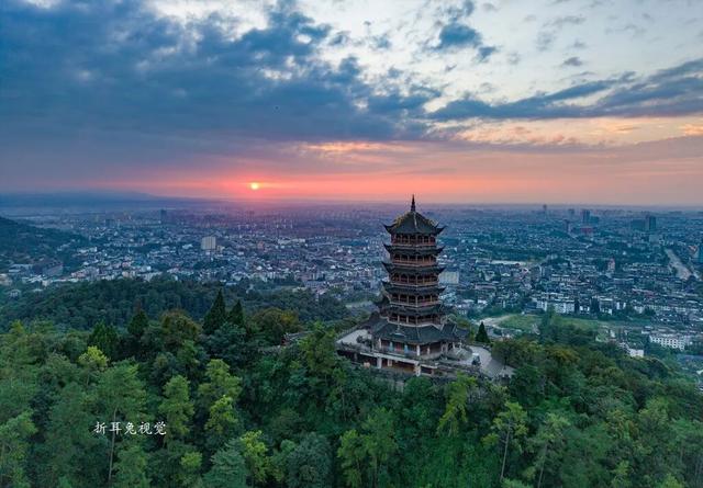 《堰明山青幸福人》 ——致青城山-都江堰申遗成功25周年