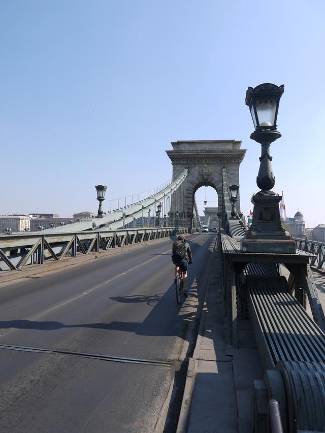 多瑙河畔，在布达静听城市的岁月回声