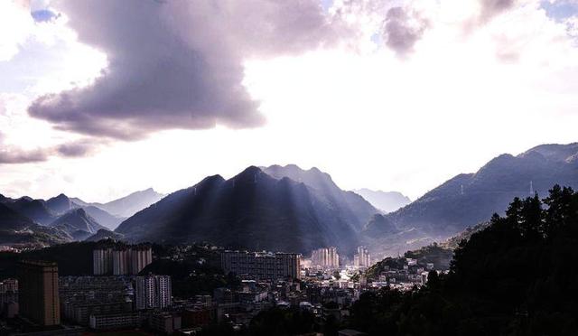 鹤峰：丁达尔光的山间暮色
