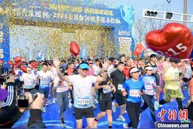 5000余名跑友齐聚鄱阳湖畔 竞逐2025南昌鄱阳湖半程马拉松图片
