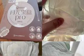 绵绵的羊卫生巾屡被投诉“有不明斑点、异物”！客服称正核实图片