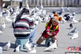 乌鲁木齐开启升温模式 市民户外享受春日暖阳图片