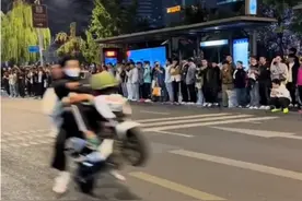 “鬼火少年”深夜在红色教育基地前飙车放烟花！警方现场抓捕：你们这是糟蹋青春啊！图片