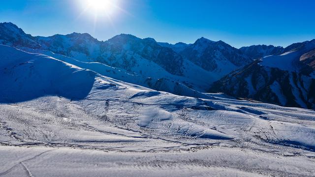 在黑山草原，邂逅淡蓝雪影与鎏金峰顶的浪漫