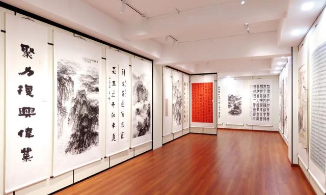 “双节”临近 平凉飘满“中国红” 百余场文体旅活动预热正酣 节内精彩抢先看