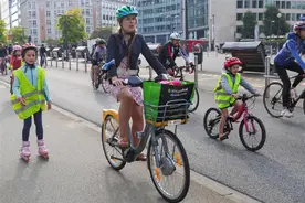 这个国家的人骑自行车上班，每年最高可赚810欧元图片