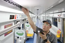北京地铁多条线路启用暑期运行图，18座车站增设智能寄存柜图片