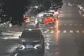 无锡江阴6个月大的男婴雨夜爬上马路，热心市民接力守护图片