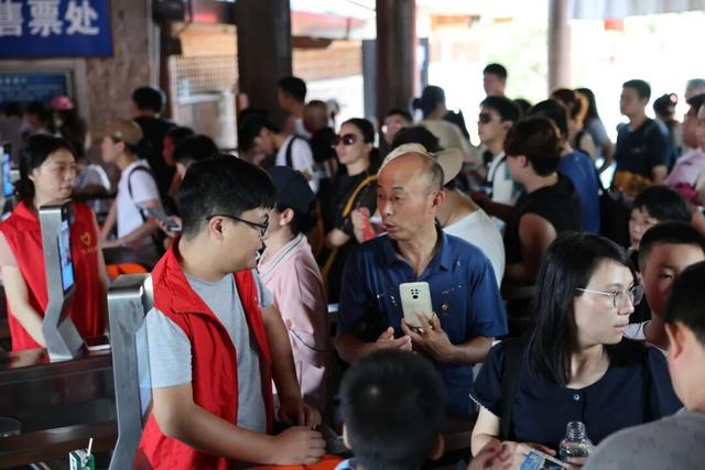 国庆假期过半，安全秩序不松懈！龙虎山文明旅游服务暖人心！