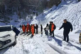 16人被困海拔4400米雪山上，救援人员徒步3小时紧急救援图片