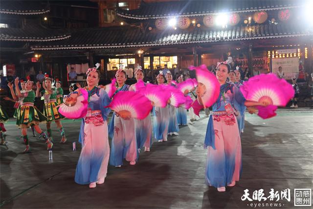 万家灯火映团结 银发舞步醉苗寨|2025年全国老年人健身广场舞大联动主会场巡游活动举行