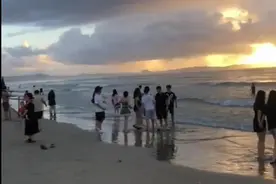 广东汕头一海滩两人被海浪卷走，遗体已找到图片