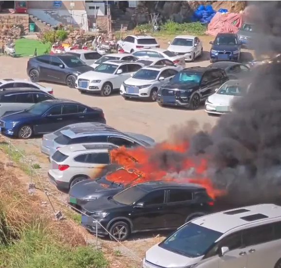 福建一电车停车场自燃，殃及周边奥迪宝马等7台车着火爆炸！车主：8月刚买，跑了1066公里，起火前车内温度76.4℃