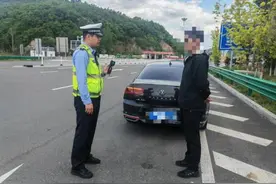 高速公路惊现“恶意”别车 高速交警迅速处理整治图片