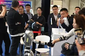 魔都眼丨人形机器人“华山论剑”：拳击赛缺席，足球赛抢镜图片