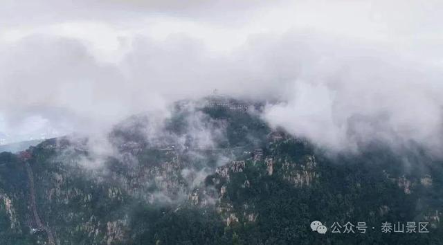 泰山雨霁：云雾织仙境，霞光染群峰，这泼墨山水里藏着夏日最治愈的奔赴