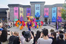 和小黄人鲍勃与凯文等明星角色一起狂欢 大片世界限定娱乐体验“快闪”乌镇戏剧节图片