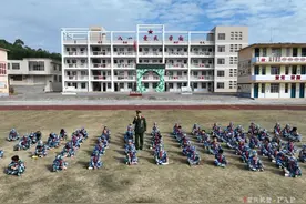 国防教育进校园　点燃学生爱国情图片