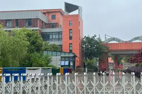 南通小学生大巴车事故现场救援者：“我脱下衣服，给躺在路边的女孩盖上”图片
