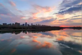 大雪节气，北京日出朝霞，如诗如画映红天际图片