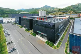 万千气象看四川丨从“点上开花”走向“链上成景”， 山间“长”出光电信息产业图片