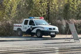 四川通江县综合执法局被质疑“用警车执法”，官方：和警方协作，非违规使用警车图片