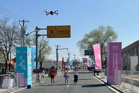 北京延庆：无人机与智能影像结合 为马拉松跑友留下专属视频图片